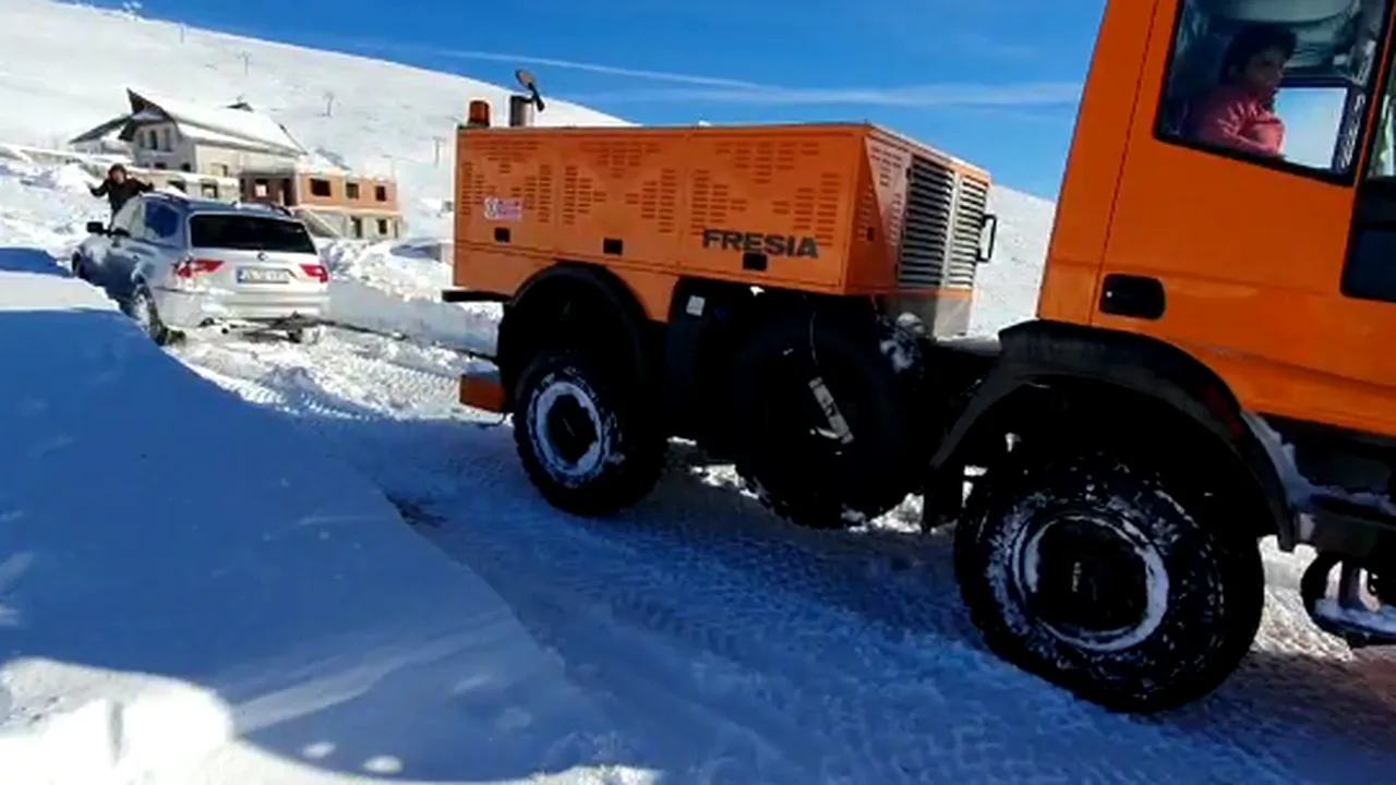Turişti blocaţi cu maşina pe un drum din Rânca. Stratul de zăpadă are un metru. VIDEO