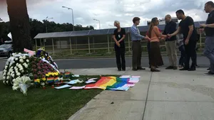 Masacrul din Florida: Membrii LGBT din România comemorează victimele.Coroane de flori la ambasada SUA - FOTO