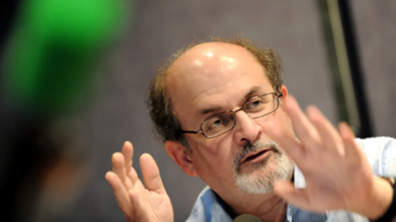 Scriitorul Salman Rushdie a sosit, luni, la Bucureşti