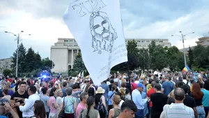 A doua zi de proteste în Piaţa Victoriei. Nemulţumiţii strigă: „Jos legea carantinării”, „Toate partidele, aceeaşi mizerie!”, „Jos Guvernul!”