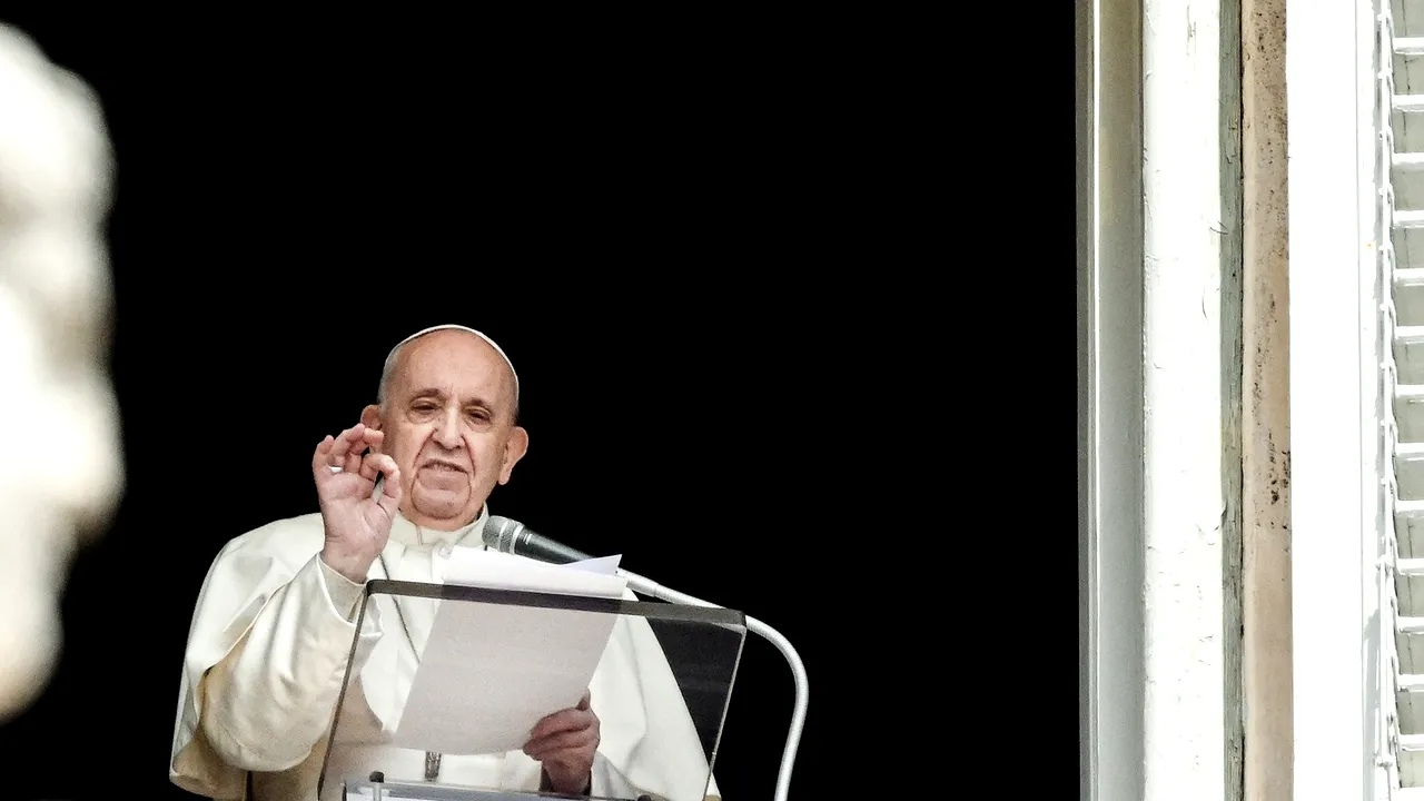 Papa Francisc s-a întors la balconul bazilicii Sf. Petru în ziua în care se împlinesc 515 ani de la momentul când Papa Iulian al II-lea a pus prima piatră de temelie