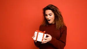 Ce cadouri preferă românii în prag de sărbători? Majoritatea optează pentru experienţe alături de cei dragi