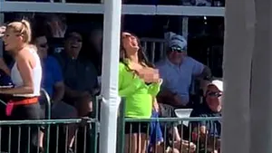 Încă un moment interzis minorilor în timpul unui mare eveniment sportiv. O tânără s-a lăsat topless în faţa a mii de oameni | VIDEO