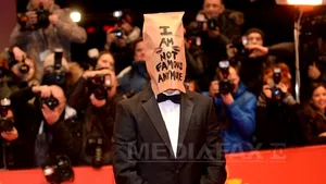 Shia LaBeouf a pozat din nou cu o pungă de hârtie pe cap, într-un proiect artistic, la Los Angeles - FOTO