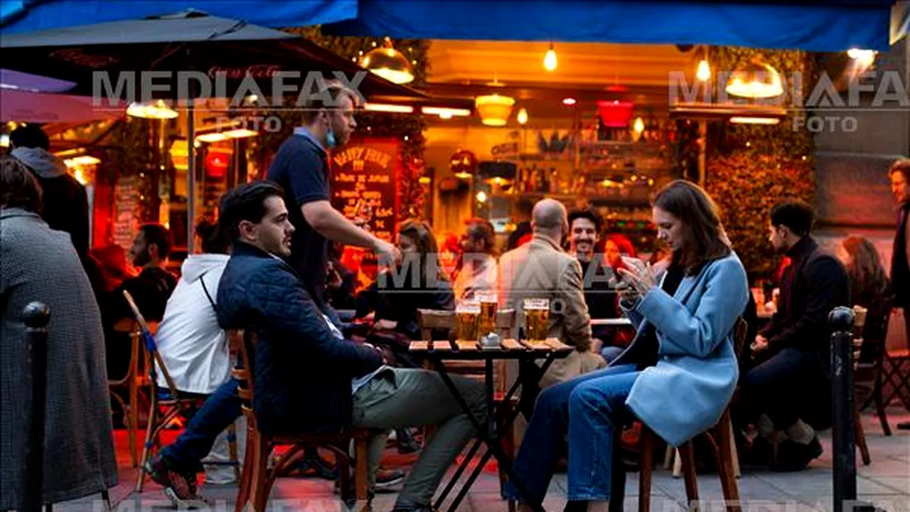 Francezii se întorc la cafenelele pe care le frecventau de pe vremea abacului