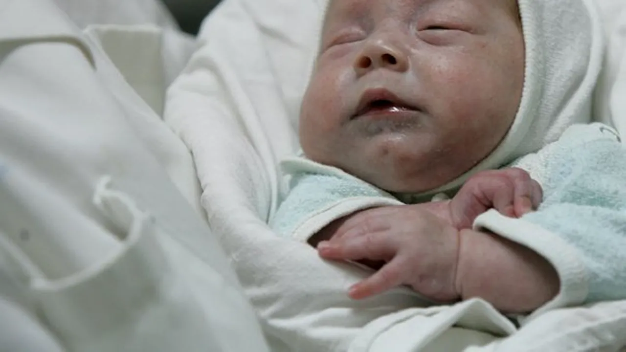 Peste 400 de copii abandonaţi în maternităţi şi alte unităţi sanitare până în luna martie