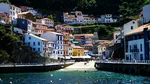 Cel mai faimos sat pescăresc din nordul Spaniei: casele sale colorate, dispuse ca un amfiteatru deasupra Mării Cantabrice.