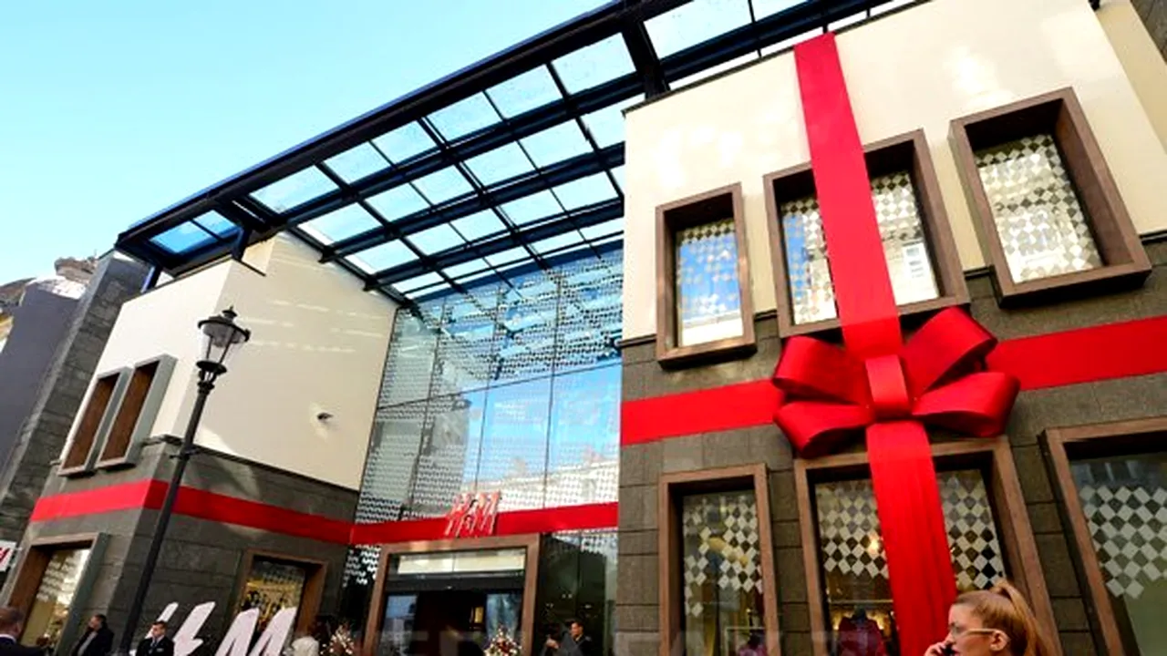 H&M, nevoită să îşi ceară scuze pentru o fotografie publicitară. Acţiunile companiei suedeze scad 