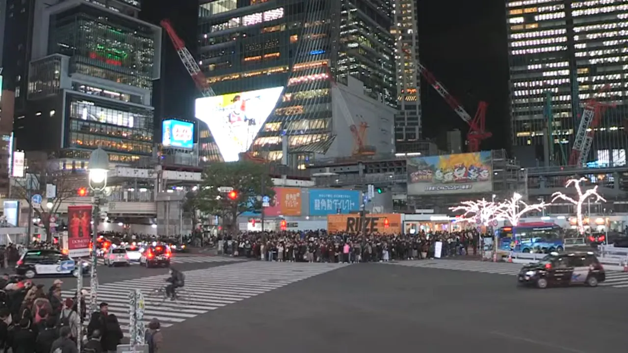 Cea mai aglomerată trecere de pietoni din lume a devenit o atracție turistică. Mii de oameni traversează intersecția în câteva minute