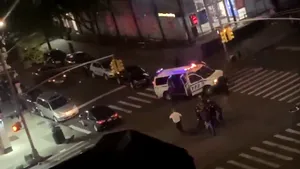 Video şocant: poliţist american, spulberat de o maşină la New York. Protestele s-au transformat în acte brutale în mai multe oraşe