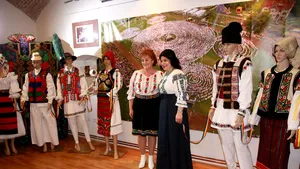 Centenarul, marcat la Bistriţa cu o expoziţie de costume populare realizate în ultimul secol | GALERIE FOTO