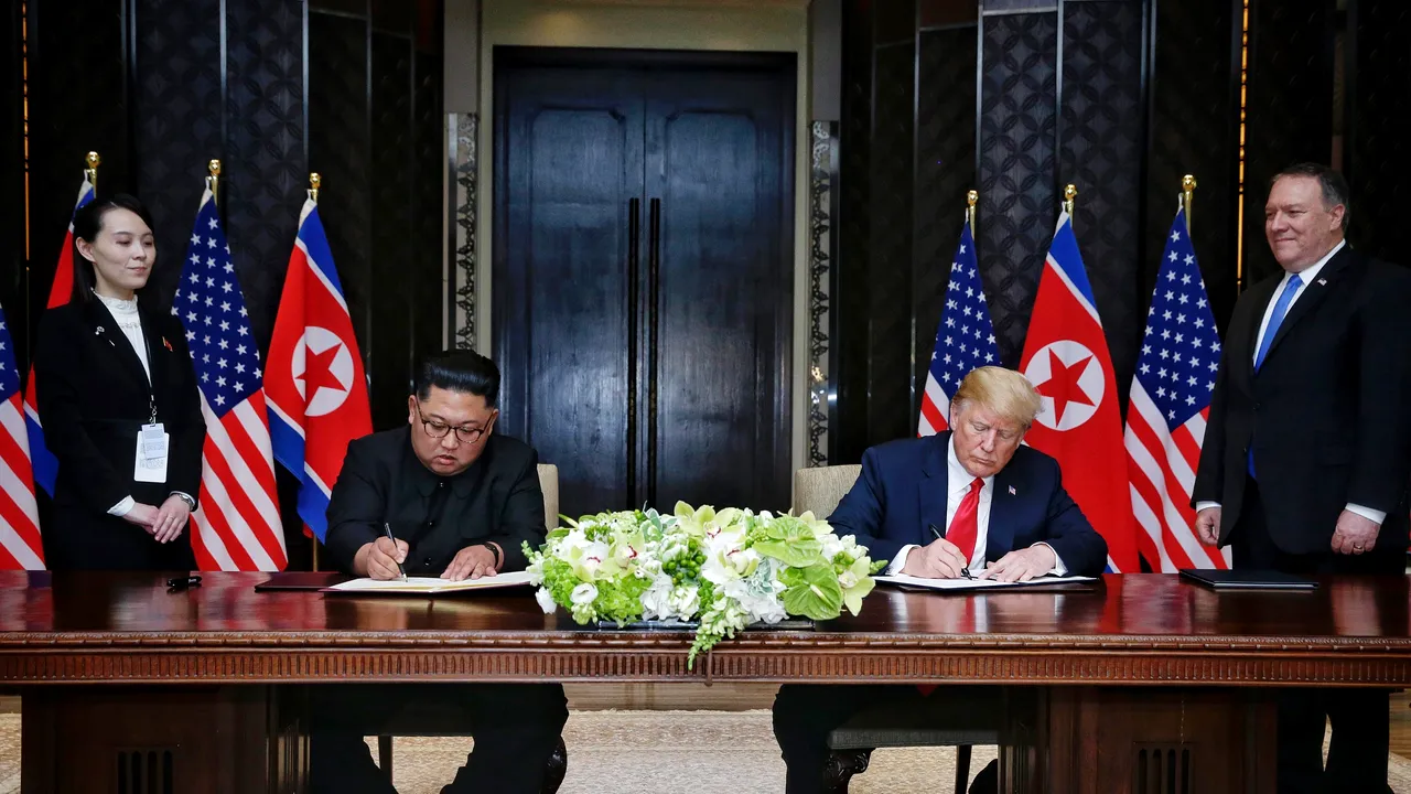 ACORD ISTORIC. Donald Trump şi Kim Jong-un au semnat documentul prin care îşi iau angajamentul de denuclearizare a Peninsulei Coreene şi de a îşi oferi garanţii de securitate 