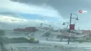 VIDEO Haos în Turcia, după ce o furtună puternică a smuls totul în calea ei