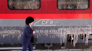 Tren cu 80 de pasageri, rămas blocat în judeţul Dâmboviţa