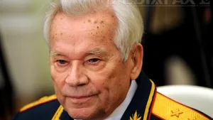 Consilier la 92 de ani: Mihail Kalaşnikov acceptă să devină consilierul lui Dmitri Rogozin