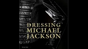 Costume de scenă ale cântăreţului Michael Jackson, prezentate într-un turneu mondial