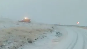 Circulația pe Transalpina, închisă parțial din cauza ninsorii. Drumarii intervin