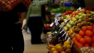 Poliţiştii au confiscat peste o tonă de fructe, legume, carne de viţel şi peşte, fără documente