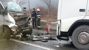 Accident grav în judeţul Hunedoara. Sapte persoane, transportate la spital în urma impactului dintre un microbuz şi un autotren