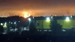 Atac cu drone asupra unei rafinării din Rusia: explozii și incendiu la Kirishi, în regiunea Leningrad
