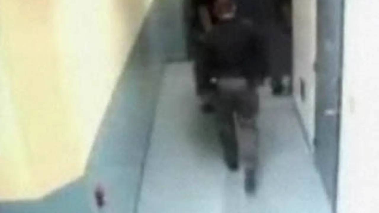 Bătută măr de poliţişti, după ce i-a numit 