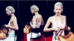 O reclamă cu un fotomodel foarte slab stârneşte controverse. Credeţi că ar trebui interzisă?