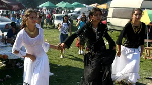 Traian Băsescu a dansat, alături de Florin Cioabă, la Festivalul rromilor de la Costeşti