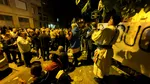 „Căline, suntem aici cu tine”: în jur de 300 de susținători ai lui Georgescu, în fața Arestului Central