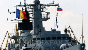 Băsescu: O fregată T22, cu elicopter şi grup de operaţiuni speciale va participa la Atalanta