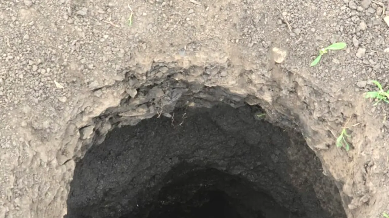 Groapă de 10 metri adâncime care emană clor, găsită într-o localitate din Neamț