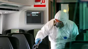 Soluţia antimicrobiană care opreşte răspândirea Covid-19 pe orice suprafaţă ajunge în România