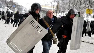 Parlamentul ucrainean a adoptat legea privind amnistierea manifestanţilor arestaţi. Opoziţia critică legea amnistiei