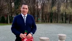 Victor Ponta l-a ironizat pe Klaus Iohannis la Masa Tăcerii din Târgu Jiu. Iată cum s-a filmat fostul premier - VIDEO