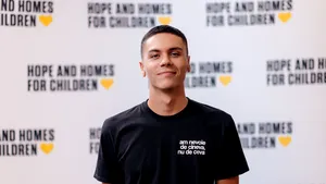 David Popovici donează echipamentul de la Jocurile Olimpice pentru a sprijini construcţia unei case