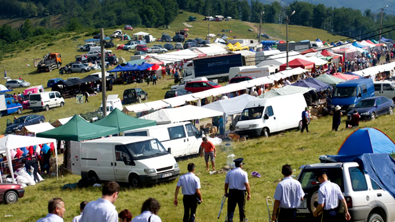 Peste 7.000 de persoane, la Târgul de Fete de pe Muntele Găina, cea mai mare sărbătoare populară