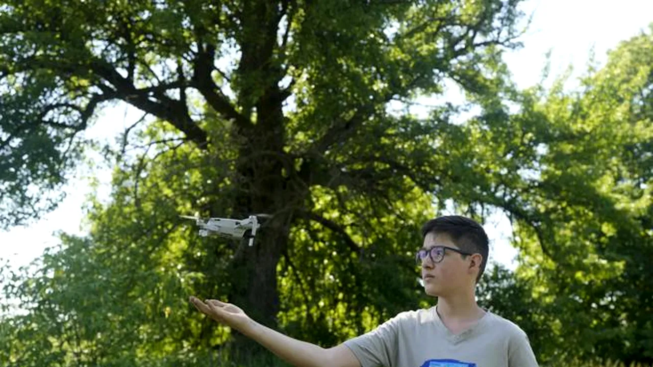 Andriy, 15 ani, a oprit tancurile ruseşti cu drona lui minusculă