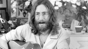 O foaie cu versurile unei melodii scrise de John Lennon, vândută pentru 1,2 milioane de dolari