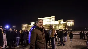 Fesul purtat de Cioloş la protest, promovat de Ambasada Suediei pe Facebook. În replică, fostul premier îi face cadou ambasadorului şosete de lână, împletite manual la Roşia Montană - FOTO