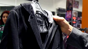 Hainele de culori închise protejează cel mai bine împotriva razelor ultraviolete