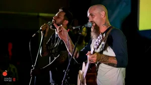 REPORTAJ: Basistul american Nick Oliveri a iniţiat publicul bucureştean în stilul death acoustic - FOTO