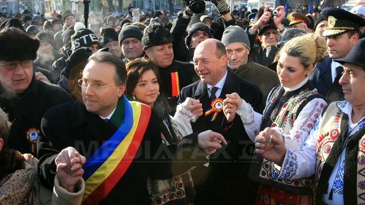 Tânăra care dansează în fiecare an Hora Unirii la Iaşi lângă Băsescu, membră a unui ansamblu folcloric