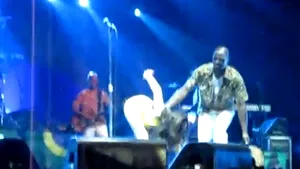 Amy Winehouse s-a făcut din nou de râs! Vezi cum a căzut pe scenă în timpul unui concert - VIDEO