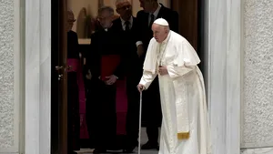 În convalescenţă, Papa Francisc a citit o rugăciune de la o fereastră a palatului din Vatican