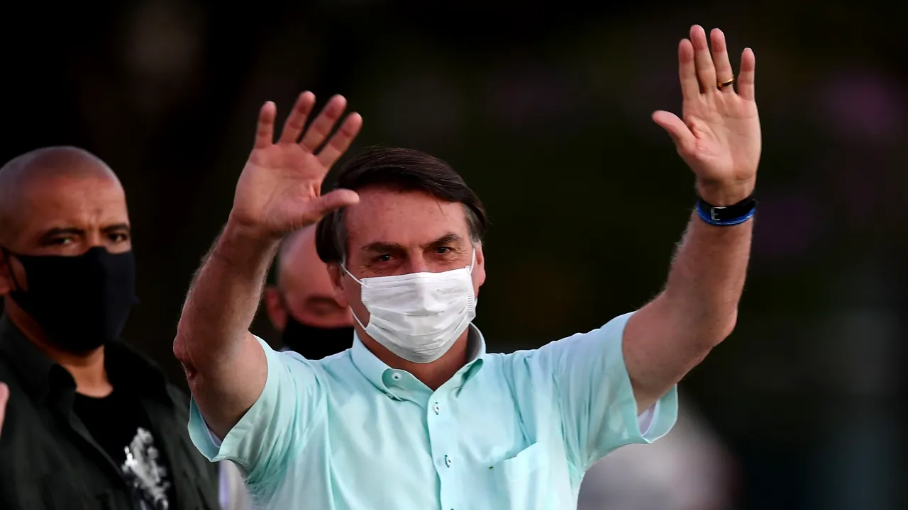 În ciuda gestionării controversate a pandemiei ce a dus Brazilia la peste un milion de cazuri, Jair Bolsonaro creşte în sondaje