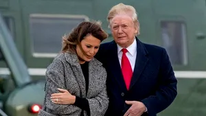 Preşedintele SUA Donald Trump, surprins din nou cu hârtie igienică prinsă de pantoful său - FOTO