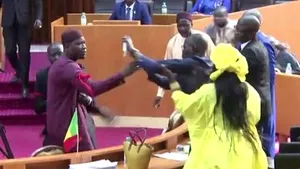 Bătaie între doi deputaţi din Senegal: el a plesnit-o, ea i-a aruncat un scaun, apoi s-a pornit haosul
