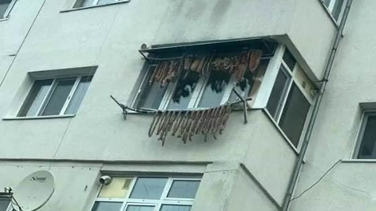 Imagini VIRALE: Balcon „împodobit” cu slănină şi cârnaţi, în Gorj. Cum au reacţionat internauţii: „M-ar interesa etajul!”