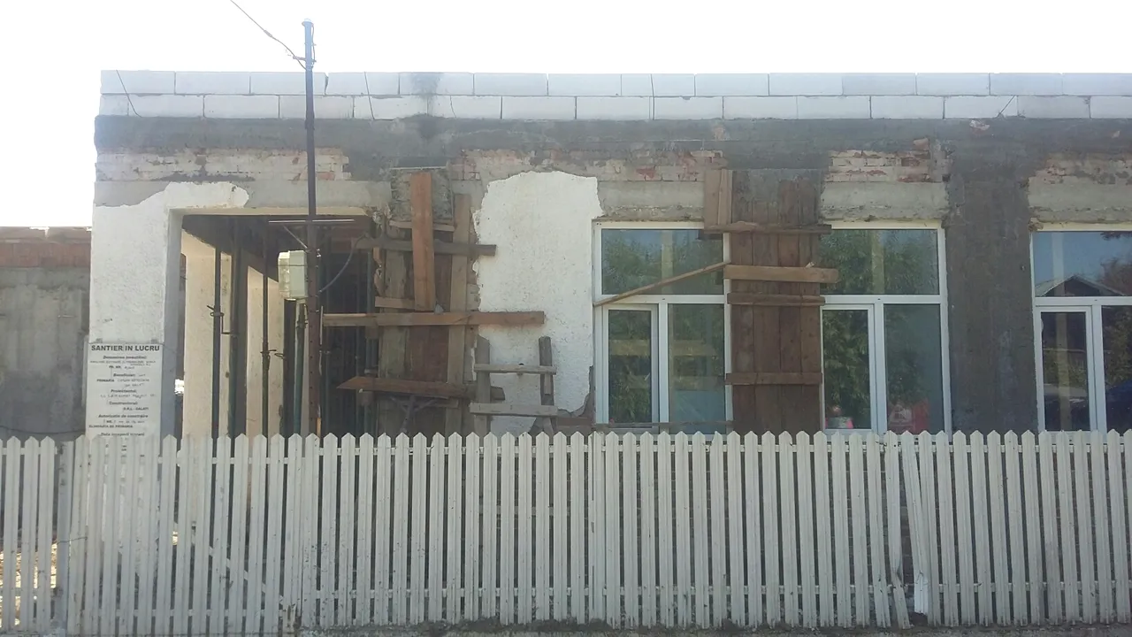 FOTO | Şcoala care are imprimante şi videoproiectoare, dar toaleta e în curte, la 50 de metri 