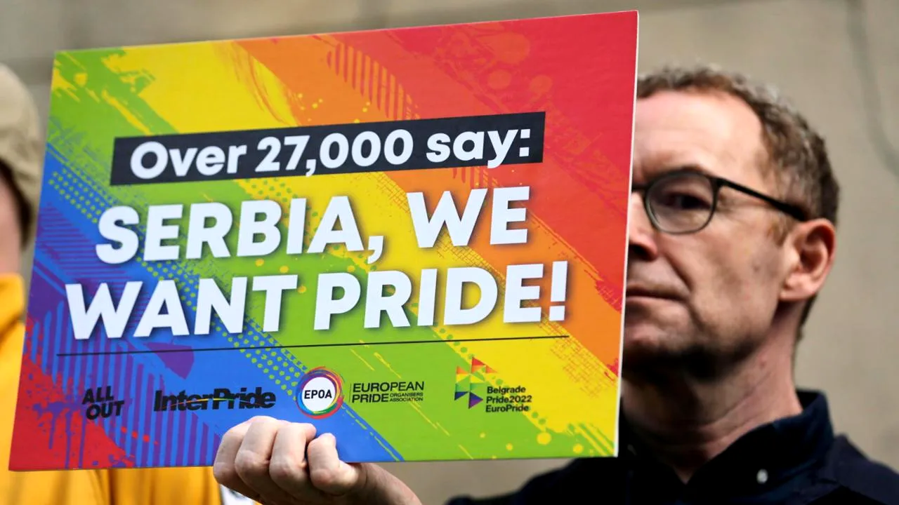 Tensiune în creştere la Belgrad, în zi de EuroPride. Interzis de guvern, evenimentul se ţine într-o formă redusă


