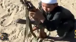 IMAGINI tulburătoare: Zeci de copii, unii foarte mici, într-o înregistrare video folosind arme de foc